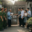 Bố mất, mẹ đi làm thì “nhặt” được chồng, ông về nhà cùng chung sống nuôi 3 anh em chúng tôi ăn học, tưởng tốt đẹp lắm ai ngờ ngày chúng tôi kiếm được tiền thì nhận được 1 tờ giấy, trong đó ghi toàn bộ…