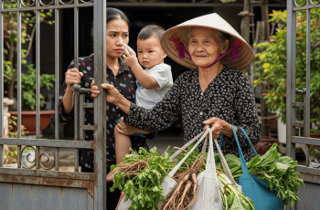 Có mẹ chồng chẳng nhờ vả được gì lên chơi chỉ mang toàn là rau, chẳng có lấy một miếng thịt, bảo trông cháu thì bà bảo “con tao, tao chăm, con mày, mày chăm”