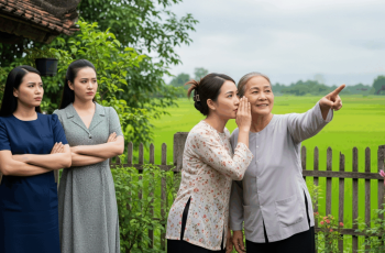 Bà cụ bán nhà chia tiền cho 3 con gái, nhưng yêu cầu mỗi tháng gửi cho mình 3 triệu phụ dưỡng, ai cũng từ chối, chỉ có chị cả đồng ý
