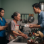 Gặp lại mẹ vợ cũ đang rửa bát thuê, thương tình, tôi rút ví lấy 5 triệu đưa cho bà, dặn dò bà giữ lấy phòng thân. Nhưng phản ứng sau đó của mẹ vợ khiến tôi và vợ mới bàng hoàng…