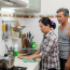 Mẹ tôi thay đổi hẳn từ ngày lên thành phố làm giúp việc. Mẹ cười nhiều hơn, hay nói hơn, tôi hỏi “Mẹ có tình yêu mới à”, bà chỉ cười e thẹn sau mấy chục năm bố tôi mất, 1 mình nuôi các con trưởng thành. Hôm giỗ họ vừa rồi, bà xin về nhà 1 hôm rồi thông báo chuyện quan trọng: Tái hôn với ông chủ góa vợ ở Hà Nội. Mẹ tôi và bố dượng không ĐKKH, chỉ làm vài mâm ra mắt gia tiên. Đúng 3 tháng sau, tôi nghẹn lòng thấy bà xách túi quần áo thất thểu trở về quê và thông báo chuyện động trời….