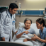 Mẹ chồng bị tai nạn, con dâu nấu vội bát cháo cầm vào viện, vừa đặt bát cháo lên bàn, mẹ chồng vội vàng lấy thìa khoắng vữa bát cháo rồi mắng con dâu té tát