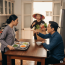 Mỗi ngày chồng đưa cho 100 nghìn đi chợ, tôi tủi thân mãi cho đến bữa chiêu đãi mẹ chồng ở quê lên chơi, hôm đó chồng cho thêm 50k tôi ngại mua thêm cả mấy món rau cho đầy đặn