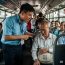 Anh nhân viên xe bus m:ắng chửi thậm tệ một ông lão trên xe, 10 phút sau, sự thật về thân phận ông khiến anh chết lặng