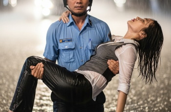 Anh xe ôm nghèo cứu tỷ phú trong một chiều mưa ngập, hôm sau cô trở lại với lời đề nghị shock, cuộc đời anh cũng thay đổi mãi mãi kể từ đây…