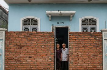 Gia đình ông lão chiến binh nghèo bị hàng xóm xây tường bịt kín lối vào nhà, đúng lúc không biết phải làm gì thì cô bán nước lên tiếng…