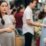 Gần sinh, vợ một mình đi sắm đồ cho con, nào ngờ lại thấy chồng đưa bồ đi chợ, cô chỉ gửi một tin nhắn khiến anh chết đứng tại chỗ…