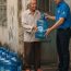 Cụ ông 75 tuổi ngày nào cũng đặt 14 thùng nước khoáng, người giao hàng sinh nghi liền gọi 113, vừa mở cửa ra ai nấy đều đứng hình…