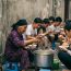 Bà lão chỉ bán 100 bát mì mỗi ngày và sự thật rùng mình phía sau bếp