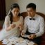 Cưới xong hai vợ chồng ngồi bóc phong bì thì thấy phong bì của người yêu cũ chồng, bên trong có 500k và que thử thai