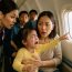 Vừa đưa con lên máy bay Con Bé Khóc thét Đòi Xuống “Mẹ ơi, có người không cho con ngồi”, nào ngờ chỉ 2 Phút Sau, Cả Sân Bay Báo Động Khẩn Cấp khi phát hiện ra…