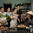 Con rể đưa bố mẹ đẻ từ quê lên ăn cơm, vừa vào nhà bố tôi đã cầm hết cả gà vịt rồi rau cỏ không ngại đất cát