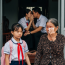 Chăm cháu cho vợ chồng con trai suốt 8 năm trời, tôi rời quê, bỏ lại nhà cửa, vườn tược, chỉ mong được san sẻ một phần gánh nặng gia đình. Ngày nào cũng vậy, sáng lo cơm nước, trưa đón cháu đi học, tối lại trông nom, dạy dỗ từng li từng tí, chưa một lời than phiền.