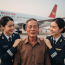 Người đàn ông nghèo nhận nuôi hai bé gái bị bỏ rơi, 20 năm sau ông được đưa tới một nơi không ngờ tới…2 cô con gái giờ đã là phi công
