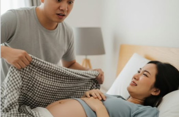 Vợ mang thai 6 tháng không chịu bước xuống giường, chồng nghi ngờ vén chăn lên và cảnh tượng khiến anh run rẩy…