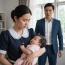 Tỷ phú bắt gặp cô giúp việc cho con trai của ông bú. Điều xảy ra sau đó khiến tất cả sửng sốt