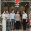 Cô tháo nhẫn ra, ném xuống nền gạch, một tiếng “ting” như đinh ghim vào mắt mọi người.