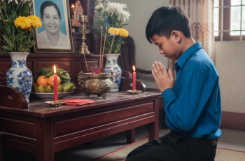 Ngay cái ngày bố dẫn bạn gái về ra mắt, cô ấy đã bước vào bàn thờ của mẹ và nói câu “em sẽ thay chị tiêu tiền của anh”, rồi những ngày sau đó…