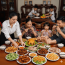 Vừa gọi đồ ăn gà cá ê hề về nhà định gọi mẹ đẻ sang ăn thì thấy mùi mẹ chồng đã liền mời gia đình 2 em chồng với 4 đứa cháu