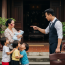 Một người chồng kiếm được 100 triệu mỗi tháng… vậy mà anh ta chỉ đưa cho vợ 100 nghìn mỗi ngày. Suốt năm năm dài đằng đẵng, cô sống trong oán giận và nghi ngờ – nhục nhã, tổn thương, và tin chắc rằng anh ta đang che giấu một người phụ nữ khác. Rồi một buổi sáng định mệnh, bi kịch ập đến: anh ta qua đời trong một tai nạn xe hơi kinh hoàng. Và chỉ khi cô mở két sắt anh ta để lại… cả thế giới của cô mới sụp đổ. Mọi bí mật, mọi sự thật đều ùa về.
