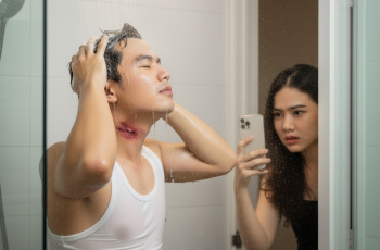 Nghi ngờ chồng ngoại tình, vợ lén chụp lưng chồng khi tắm rồi gửi cho bác sĩ, vừa xem xong ông liền hoảng hốt: Cô hãy gọi 113 ngay