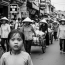 “Em ơi! Tâm ơi!” – Hồng gào khản giọng, nhưng tiếng gọi nhỏ bé bị nuốt chửng trong tiếng reo hò của ngày lịch sử.