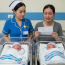 Ngày mẹ mất, chị gái bỏ tôi đi mà không một lời giải thích. Suốt mười lăm năm, khoảng trống ấy là vết thương không bao giờ lành. Rồi một cuộc điện thoại bất ngờ đến: chị đã qua đời khi sinh đôi, và tôi là người thân duy nhất còn lại. Ở bệnh viện, khi bế hai cháu nhỏ lần đầu tiên, một y tá trao vào tay tôi bức thư của chị. Càng đọc từng dòng chữ, tim tôi như thắt lại. Chỉ đến lúc ấy, tôi mới hiểu vì sao ngày xưa chị đã rời bỏ tôi..