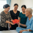 Bố chồng trước khi mất trao 3 cuốn sổ tiết kiệm cho ba cô con dâu, chỉ để thử lòng họ – Nhưng cách người con dâu út dùng số tiền khiến cả nhà lặng người