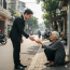 Giám đốc tình cờ gặp lại cô giáo chủ nhiệm lớp 12 năm xưa lang thang trên phố, hành động sau đó của anh khiến mọi người không cầm được nước mắt…