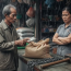 Chẳng ai mảy may nghi ngờ cho tới lần này, ông mua thêm 1 sợi dây xích và 1 chiếc búa tạ, chủ cửa hàng sih nghi liền báo CA