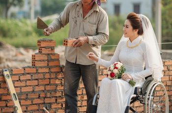 Thợ xây bỏ 300 triệu cưới cô gái bị liệt làm vợ, đêm tân hôn vừa cởi áo của vợ ra, anh biết mình trúng số độc đắc