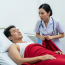Một y tá trẻ chăm sóc một người đàn ông hôn mê, nhưng một ngày nọ, khi cô mở tấm chăn ra, cô hoàn toàn kinh ngạc trước những gì mình phát hiện ra…