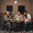 Bà thường nhường thịt cho con, còn mình chỉ ăn phần xương, phần cánh gầy guộc.