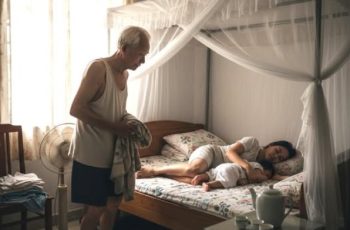 3 giờ sáng bắt gặp bố chồng lẻn vào phòng ngủ của mình, lật chăn lên, con dâu ngỡ ngàng sờ thấy 1 thứ