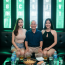Bố tôi 70 tuổi, vẫn chăm đi karaoke, một lần đi theo, tôi suýt ngất khi thấy những gì đang diễn ra sau cánh cửa