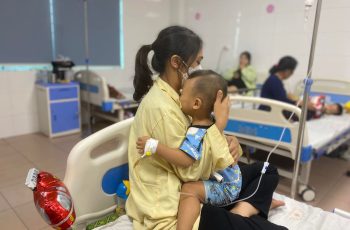 Trẻ nhiễm Adenovirus tăng nhanh: Thấy con có dấu hiệu này cần cho đi viện ngay lập tức