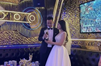 Cả cái thị trấn này đều nói tôi dại, khi lấy nhân viên quán hát về làm vợ