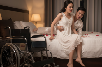 Chú rể ngồi trên xe lăn, im lặng, ánh mắt anh sắc lạnh, không một chút cảm xúc. Chú rể ngồi trên xe lăn, im lặng, ánh mắt anh sắc lạnh, không một chút cảm xúc.
