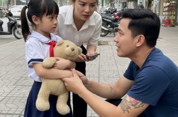 Thấy người cha đến đón con có điều bất thường. Cô giáo đi theo và bàng hoàng khi nhìn thấy sự thật Thấy người cha đến đón con có điều bất thường. Cô giáo đi theo và bàng hoàng khi nhìn thấy sự thật