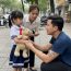 Thấy người cha đến đón con có điều bất thường. Cô giáo đi theo và bàng hoàng khi nhìn thấy sự thật