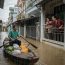 Phố bị lụt bố vẫn lặn lội mang đồ đi từ quê rồi chèo thuyền mang vào tận cửa nhà con gái nhưng mẹ chồng không cho lấy