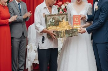 Con dâu chửa trước ngày cưới mẹ chồng chỉ trao phong bì 500 ngàn để toàn tiền lẻ