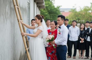 Cô dâu bầu lớn mẹ chồng không cho vào cửa trước mà bắt trèo tường vào nhà