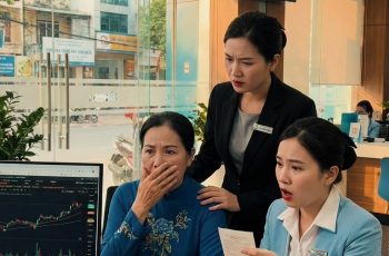 Nhưng Nam bỗng nhớ ra điều gì đó. Nó rùng mình: “Má… ba còn… ai khác biết mã két không?” Nhưng Nam bỗng nhớ ra điều gì đó. Nó rùng mình: “Má… ba còn… ai khác biết mã két không?”