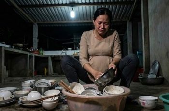 Thấy vợ bầu 8 tháng hì hục rửa đống bát đĩa tới tận 10 giờ đêm, chồng tôi gọi mấy chị gái tới rồi tuyên bố thẳng