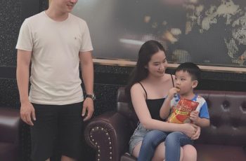 Bố đơn thân đem cô gái quán hát về ra mắt con trai, nào ngờ vừa bế đứa bé được 5 phút thằng bé bỗng hét lên: “Bố ơi, đây là cô đã từng…”