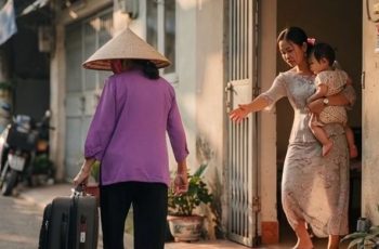 Mẹ chồng giúp chăm cháu suốt 8 năm, tiêu hết tiền lương hưu, thấy “danh bạ điện thoại” của con dâu, bà lập tức về quê