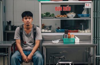 Con còn có bố mẹ ruột, chưa lo cho xong, lại đèo thêm gánh nặng khác? Đền ơn thì cho người ta ít tiền chữa bệnh là được, sao phải nhận làm bố mẹ nuôi?