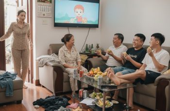 Một tháng sau, bố mẹ chồng bất ngờ khăn gói đến ở cùng, chẳng hề bàn bạc trước. Tôi không muốn, nhưng vì nể chồng nên đành nhẫn nhịn. Từ giây phút họ bước vào, tôi bắt đầu mất đi sự tự do của mình