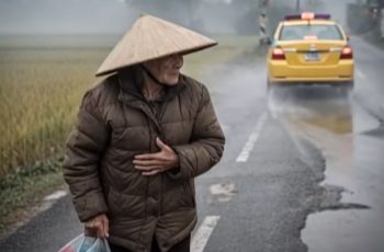 Con trai đưa tôi đến rìa thị trấn rồi nói tôi xuống xe: Chúng con không nuôi nổi mẹ nữa Con trai đưa tôi đến rìa thị trấn rồi nói tôi xuống xe: Chúng con không nuôi nổi mẹ nữa